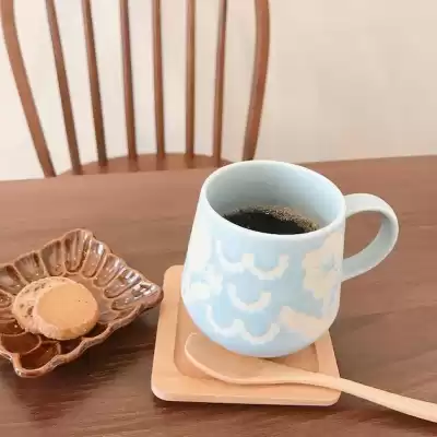 ホットコーヒーや紅茶をご注文の際はマグカップをお選びください