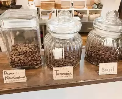 １杯ずつ豆を挽いてハンドドリップで淹れているホットコーヒーです