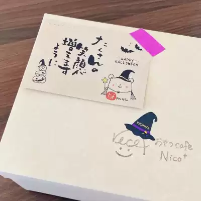 ケーキ箱にペタペタ！ハロウィンの可愛いカードを書いていただきました