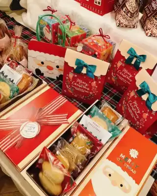 可愛い袋や箱に詰めたクリスマスギフトをたくさんご用意いたしました