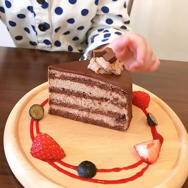 お皿にデコレーションしたチョコレートケーキです