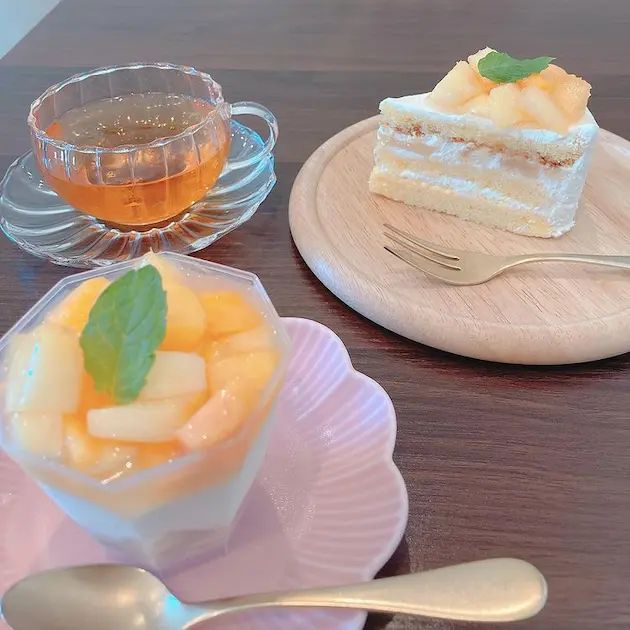 今年も桃のムース・桃のショートケーキの2種類をご用意