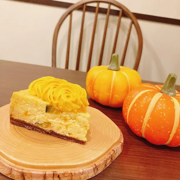 秋らしく「かぼちゃのチーズケーキ」が登場しております
