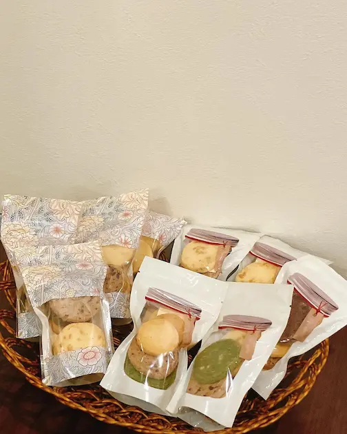 ニコプラスの焼き菓子をお箱や袋に詰めることができました(5)